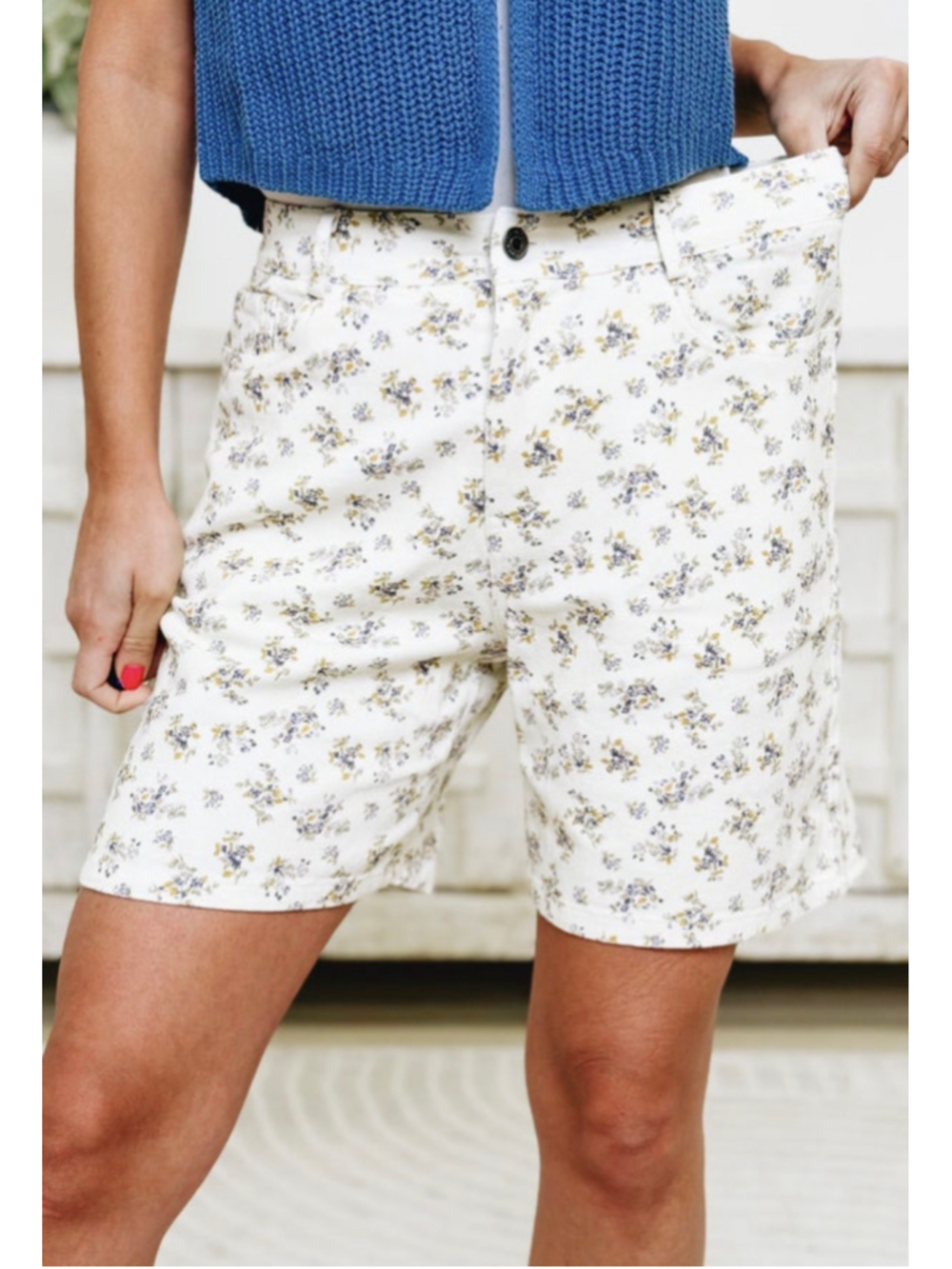 Women's Anniewear White Floral Bermuda Shorts M